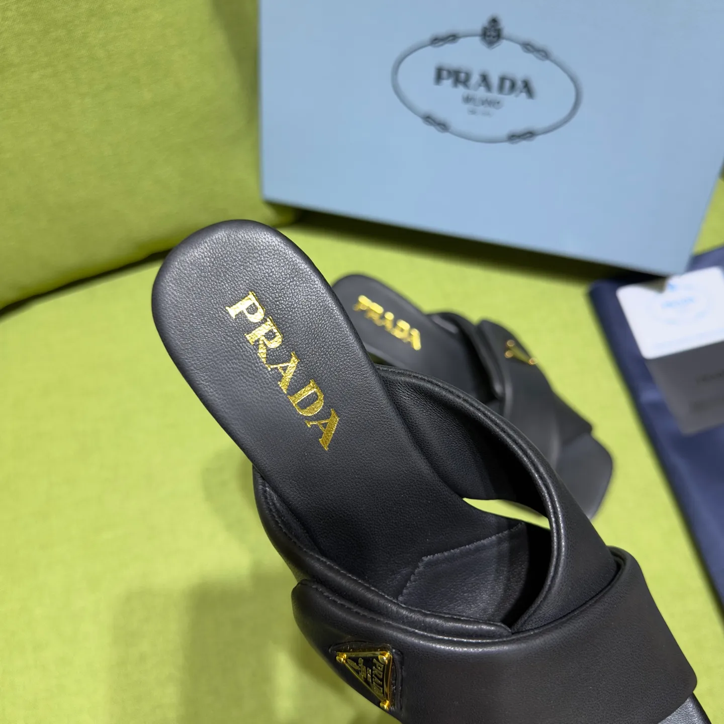 👟👟Ex-factory price 540👟👟 Prada 25ss new style for early spring🔥🔥✨ 🌟 Recommended by major bloggers in Xiaohongshu, developed 1-1 to highlight classic charm. Open molded outsole. Imported mixed breed sheep lining. This sandal embodies a modern design with Nappa leather, a soft-touch padding that accentuates the silhouette. Decorated with an enameled triangle metal logo for added recognition. Enamel-coated metal triangle logo Leather sole decorated with metal letter logo Lacquered heel, height 65 mm Size: 35 to 42 (40-42 customized, non-refundable)